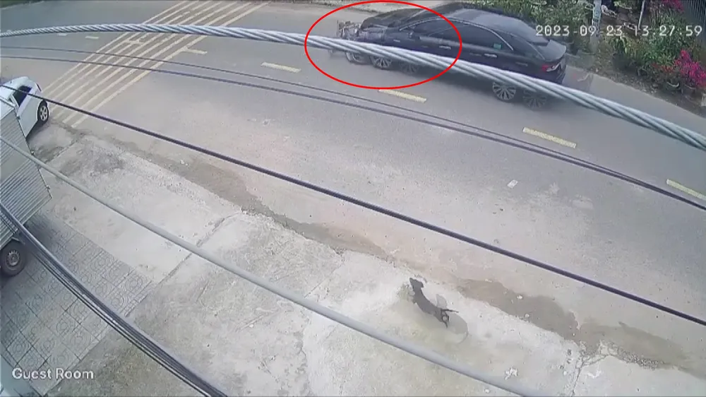 Chiếc ô tô kéo lê chiếc xe máy khoảng 2 km. Ảnh: Camera ghi lại Still0923_00000.jpg
