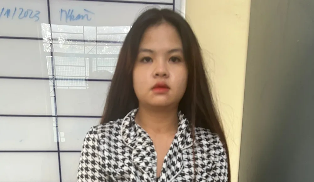 Cô gái trẻ chuyên phân phối ma túy tại quán bar. Ảnh: CACC ma túy. (1).jpg