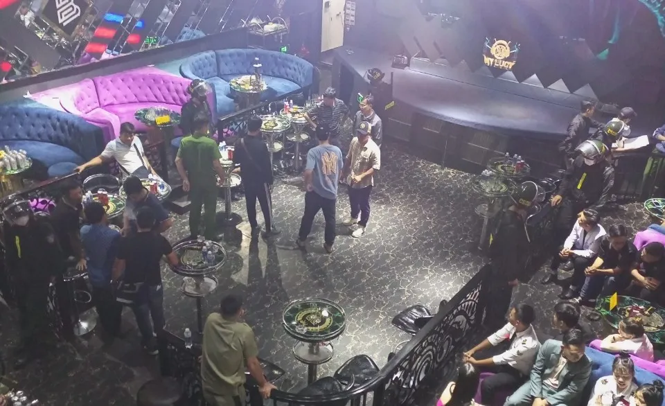 Lực lượng công an kiểm tra Boom Boo Club. Ảnh: CACC ma túy. (2).jpg