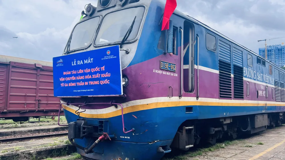 Đoàn tàu lăn bánh khởi hành vận chuyển hàng hóa xuất khẩu qua Trung Quốc. Ảnh: LA z4732656038846_5892e99fac0f9242defb247d8d5c040e.jpg