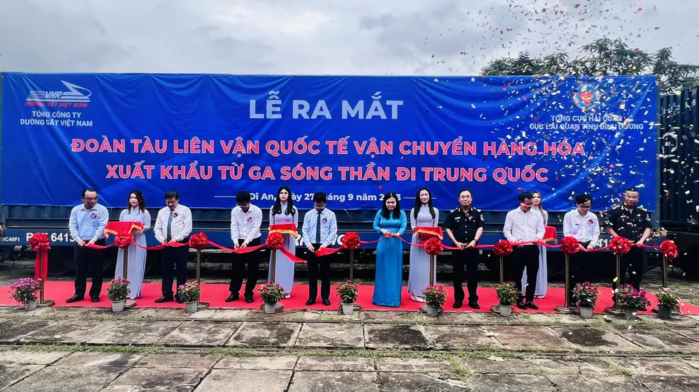 Lãnh đạo Tổng Công ty đường sắt Việt Nam và Cục Hải quan tỉnh Bình Dương cắt băng ra mắt đoàn tàu liên vận quốc tế vận chuyển hàng hóa xuất khẩu từ ga Sóng Thần đi Trung Quốc. Ảnh: LA z4732656051111_71964d1d272a7a956d4d7b74c954c1b3.jpg