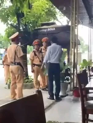 Lúc này người đàn ông xưng danh làm ở cục thuế Bàu Bàng. Ảnh: Cắt từ clip cán bộ thuế (4).jpg