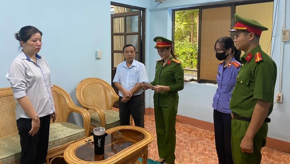 Nữ kế toán liên quan đến đường dây "cò" bị bắt. Ảnh: CACC nữ kế toán văn phòng đăng ký đất đai bị bắt