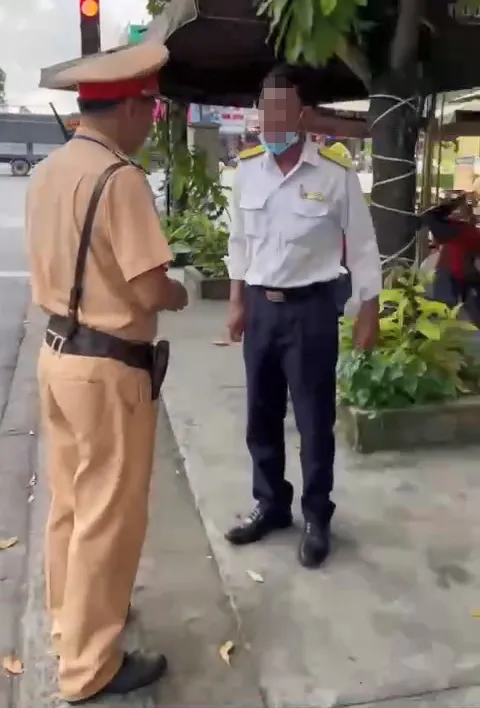 Cán bộ thuế không chấp hành đo nồng độ cồn bị tạm đình chỉ công tác. Ảnh: Cắt từ clip cán bộ thuế bị tạm đình chỉ (2).jpg