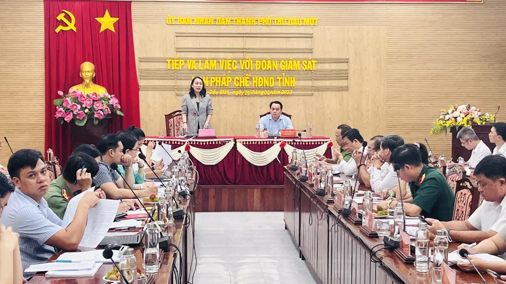 Đoàn giám sát làm việc với UBND TP Thủ Dầu Một. Ảnh: LA hội đồng nhân dân giám sát (1).JPG