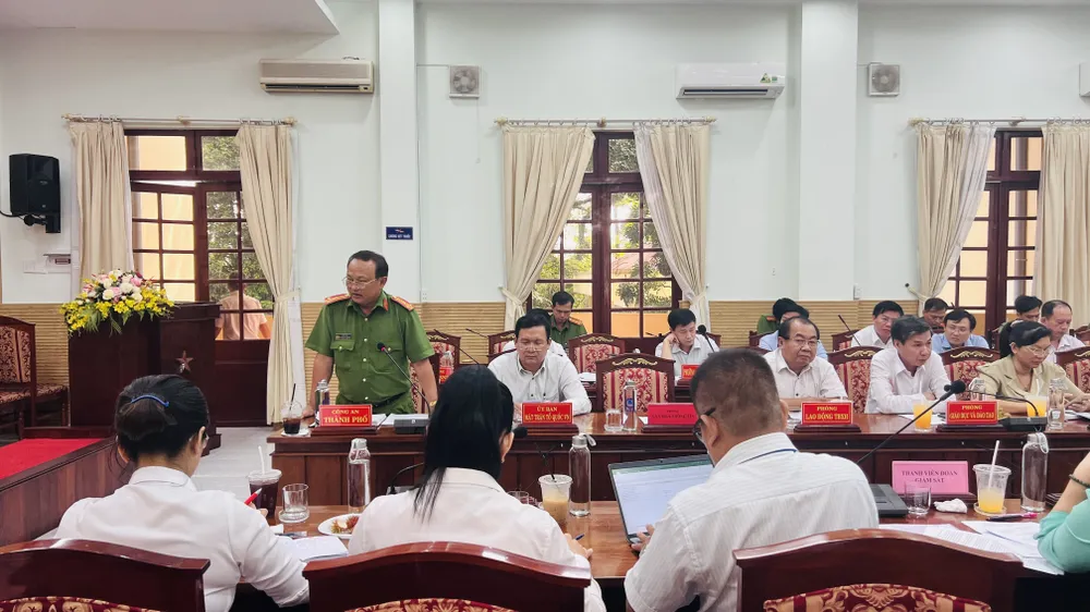 Đại diện Công an TP Thủ Dầu Một báo cáo với Đoàn giám sát. Ảnh: LA hội đồng nhân dân giám sát (2).JPG