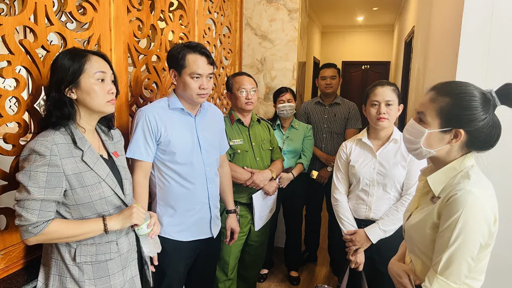 Đoàn giám sát đi thực tế tại các cơ sở kinh doanh. Ảnh: LA hội đồng nhân dân giám sát (4).JPG