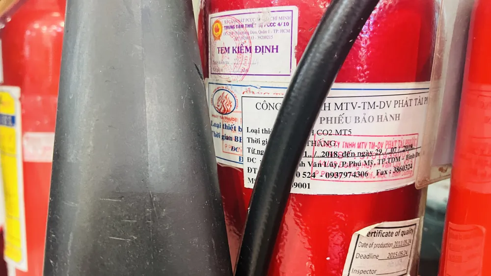Các bình chữa cháy đã lâu chưa bảo hành có thể sẽ hoạt động không tốt khi có cháy xảy ra. Ảnh: LA IMG_E2725.JPG