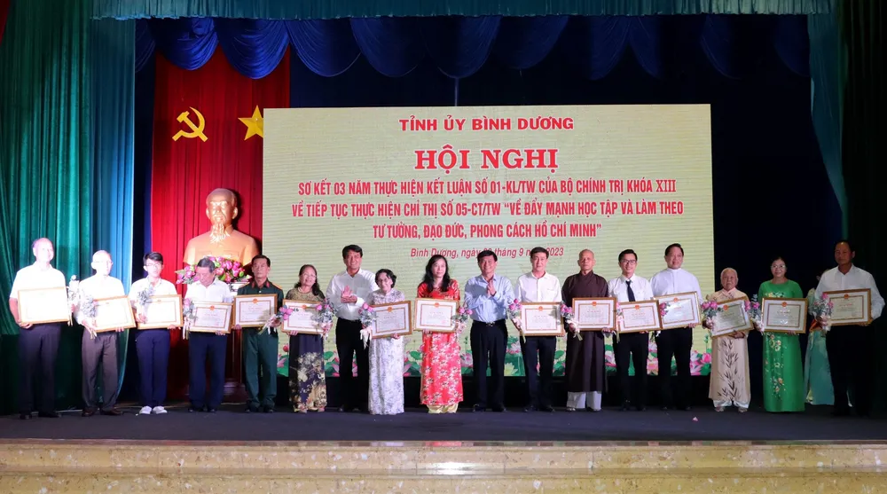 cô giáo bán vé số dạy học sinh nghèo (1).jpg