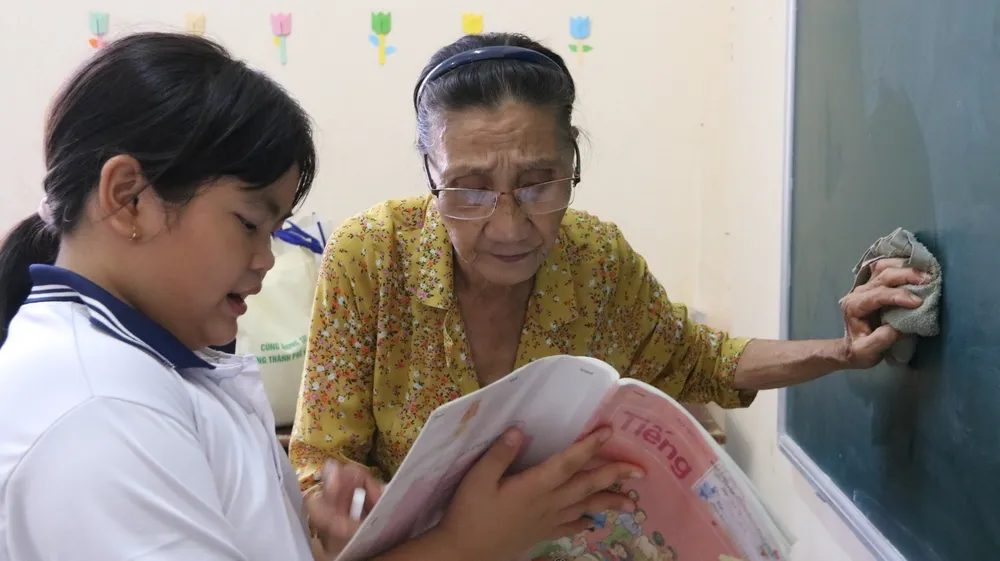 cô giáo bán vé số dạy học sinh nghèo (5).jpg