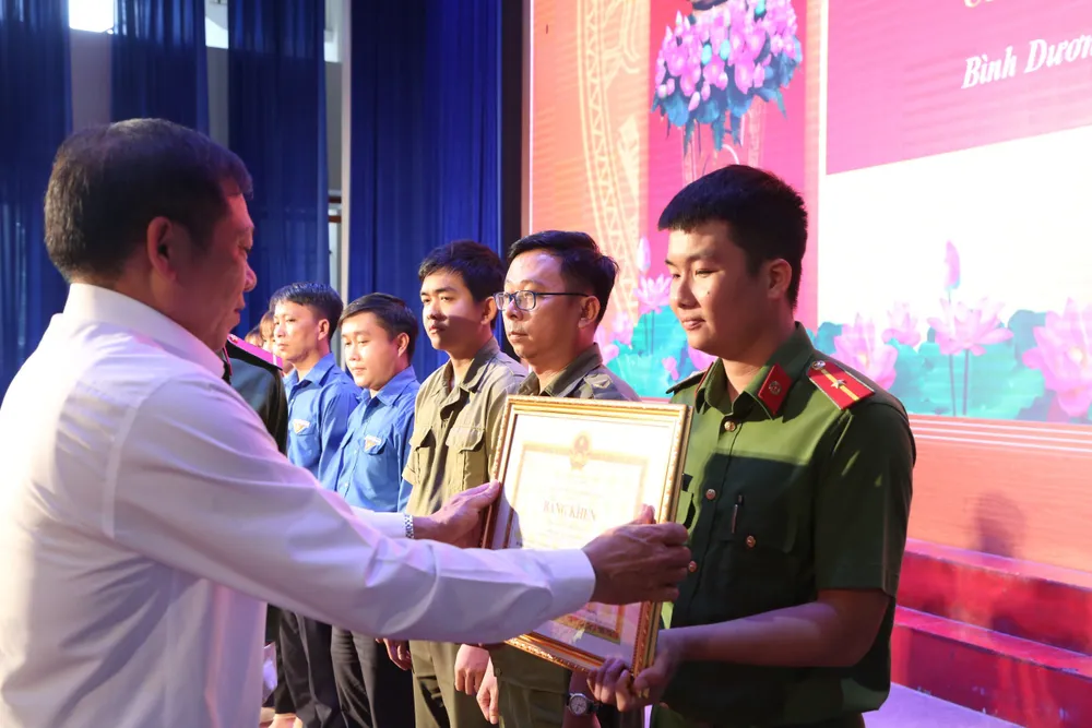Chủ tịch UBND tỉnh tặng bằng khen cho các tập thể và cá nhân vì đã nỗ lực hoàn thành xuất sắc nhiệm vụ. Ảnh: LA cấp căn cước công dân (1).jpg