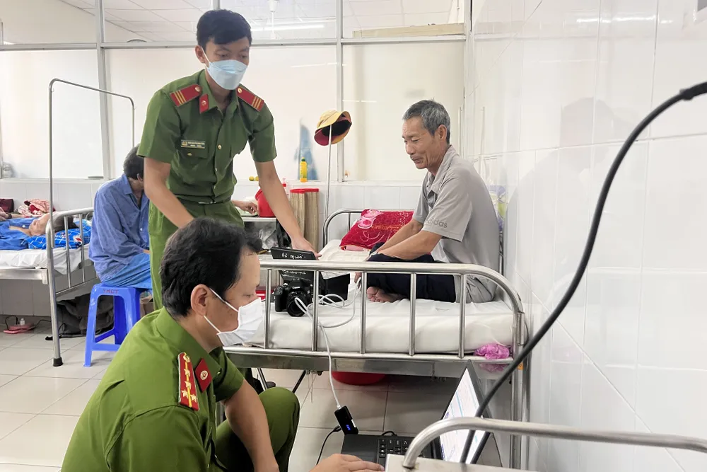 Lực lượng Công an Bình Dương đến tận giường bệnh để cấp CCCD cho người dân. Ảnh: LA IMG_3022.JPG
