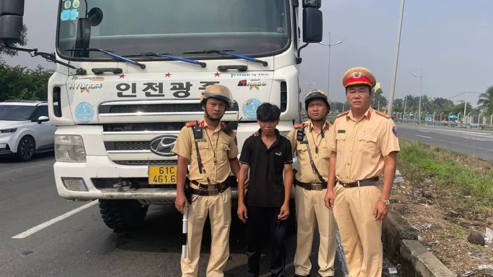 Lực lượng công an bắt giữ Phương. Ảnh: CACC Nam thanh niên trộm xe ben trên địa bàn Bình Dương bị CSGT Công an TP.HCM bắt giữ