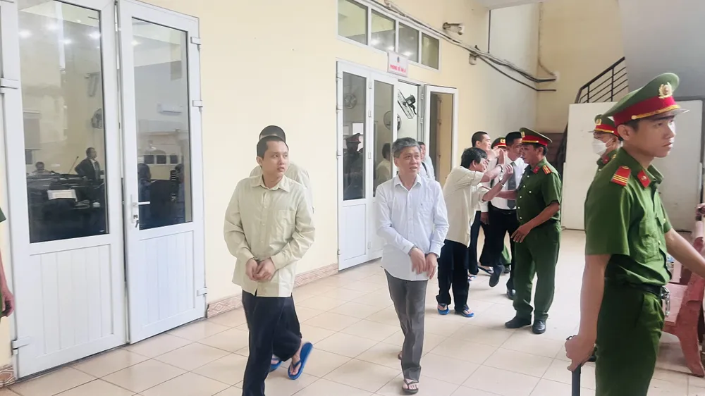 Các bị cáo được dẫn giải về Trại tạm giam, kết thúc 5 ngày xét xử. Ảnh: LA z4771247446171_f94638c668b2722247fcb3f0395bb50f.jpg