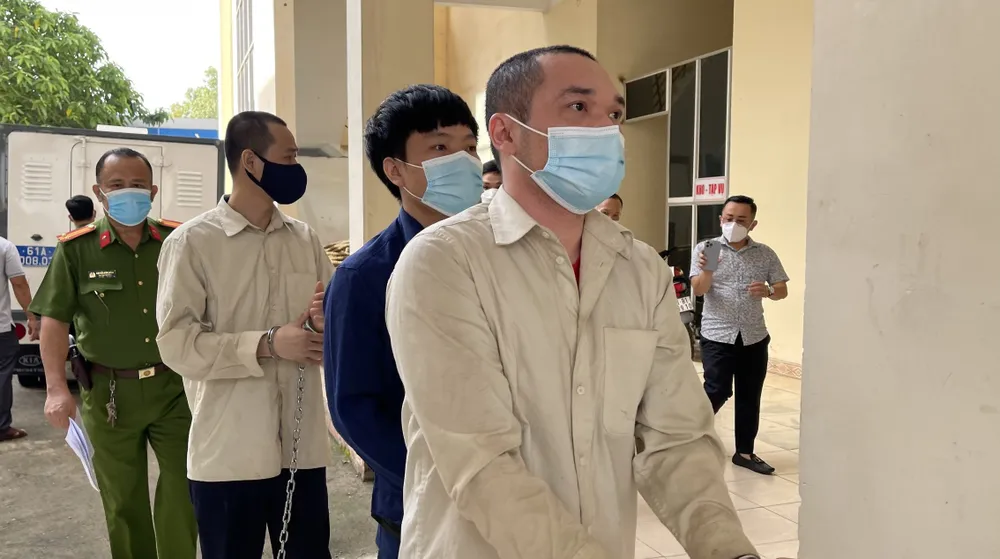Các bị cáo lừa đảo số tiền lớn của hàng trăm người. Ảnh: LA bat-dong-san (2).jpg