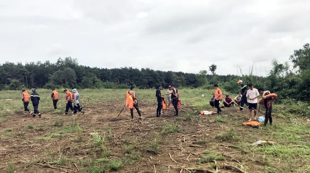 Lực lượng công an vẫn đang nỗ lực tìm kiếm nạn nhân. Ảnh: Người dân cung cấp nước cuốn trôi (1).jpg