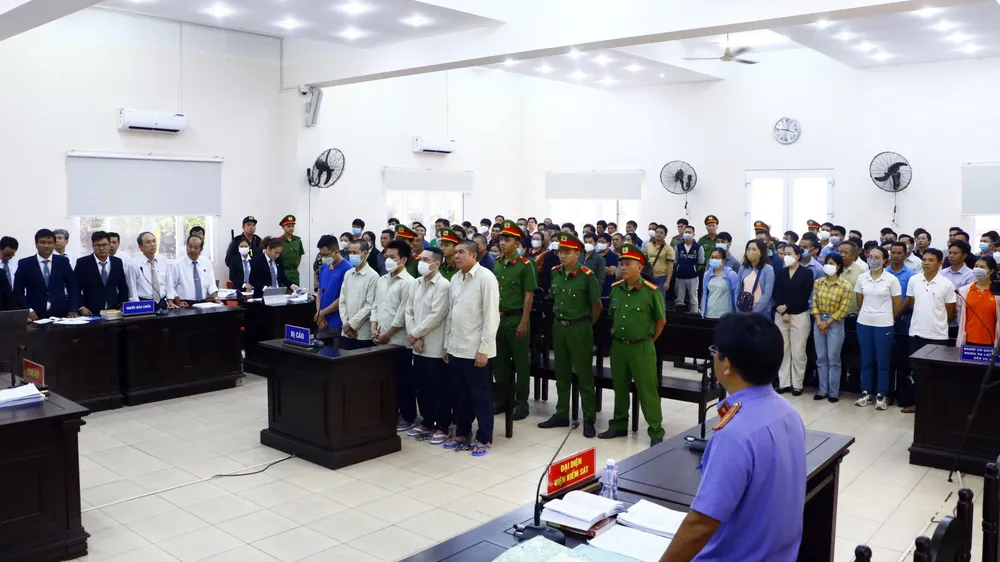 Có khoảng 300 bị hại đến tham dự phiên xử trong sáng nay. Ảnh: LA lừa đảo bất động sản (4).JPG