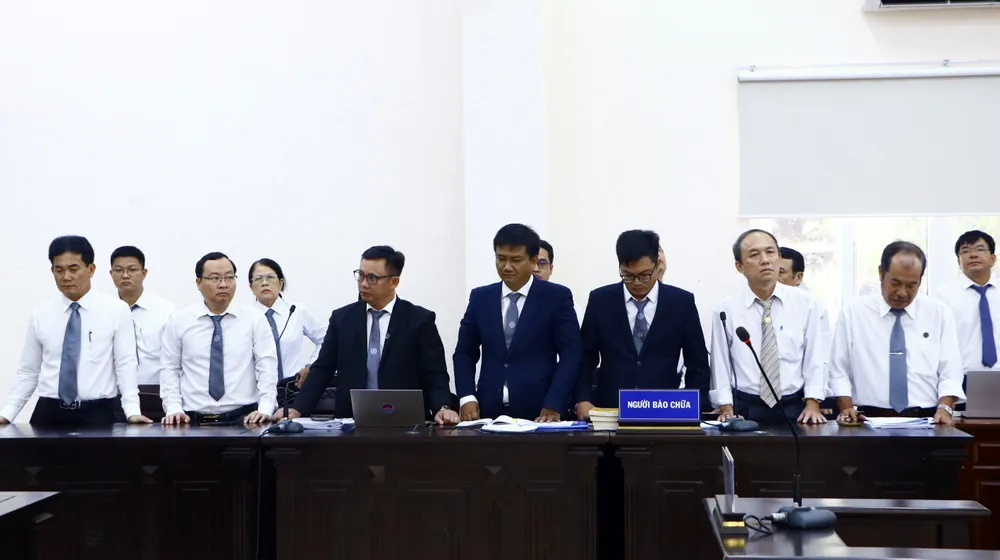 Có rất đông luật sư bảo vệ cho bị cáo và bị hại. Ảnh: LA lừa đảo bất động sản (5).JPG