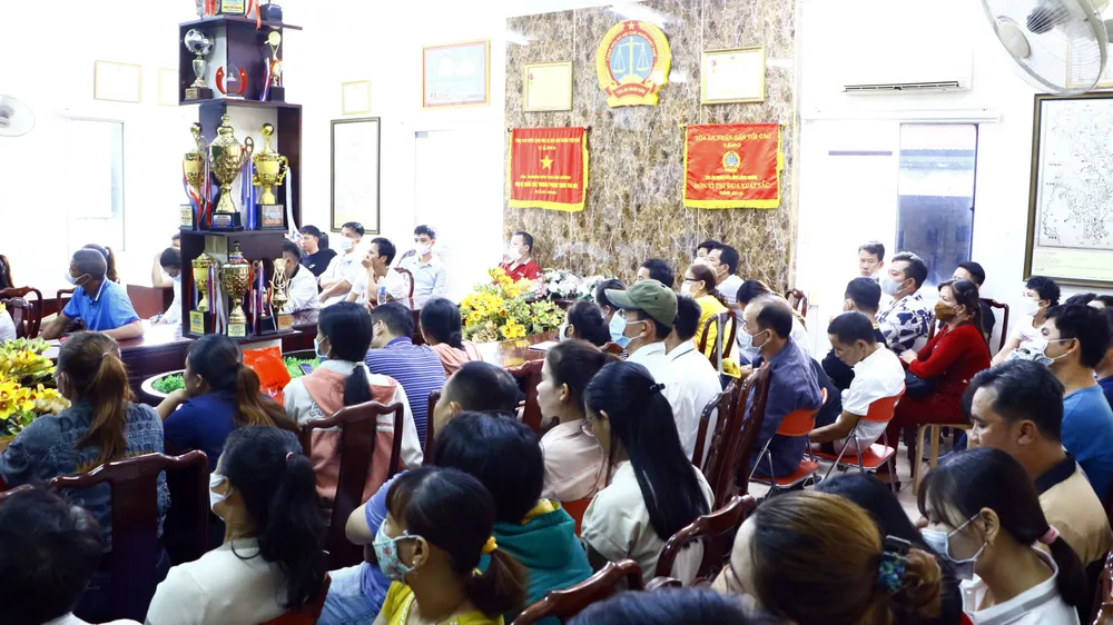 Các bị hại ngồi chật kín tại hội trường trực tuyến. Ảnh: LA lừa đảo bất động sản (7).JPG