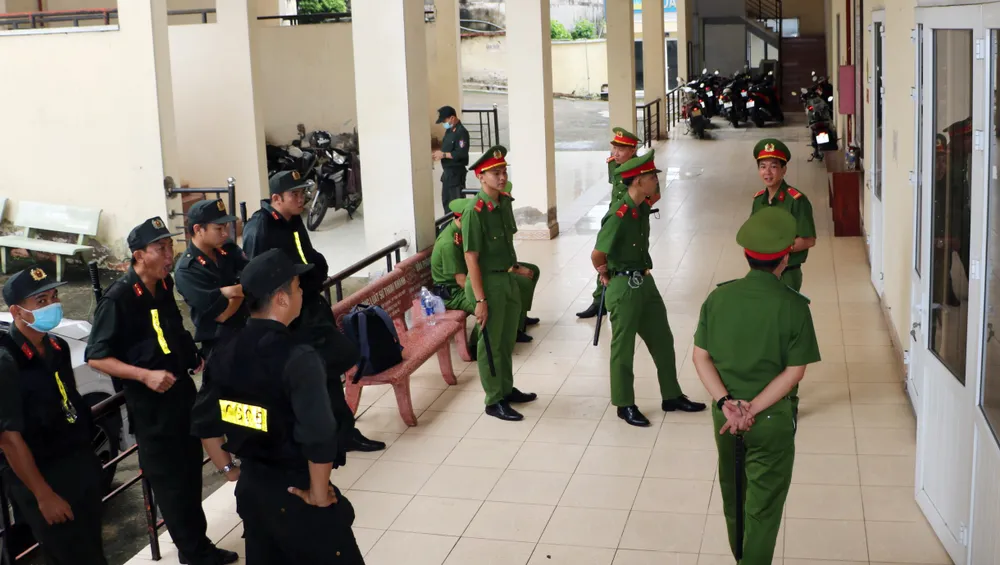 Rất đông lực lượng công an có mặt tại phiên tòa để bảo vệ ANTT. Ảnh: LA lừa đảo bất động sản (9).JPG