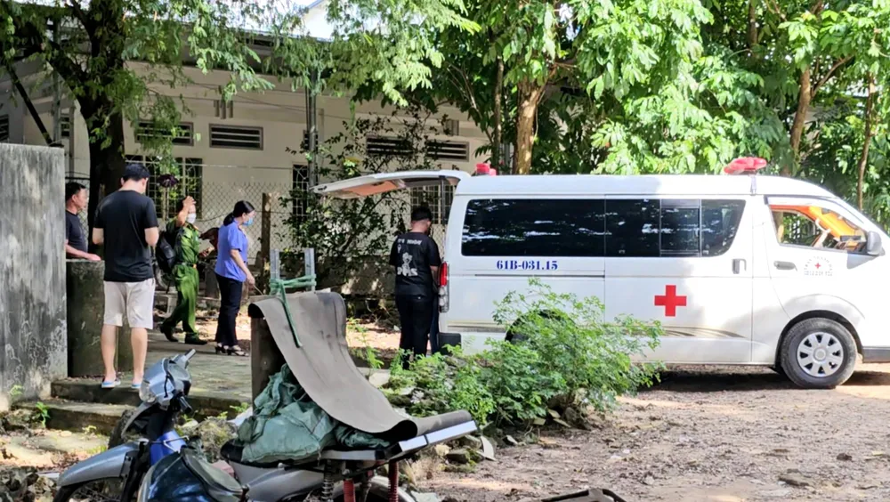 Cơ quan chức năng khám nghiệm hiện trường. Ảnh: CTV Phát hiện bộ xương người không đầu tại bãi đất trống ở Bình Dương