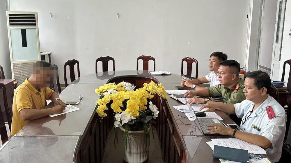 Lực lượng chức năng làm việc với ông T. Ảnh: CACC đăng tin sai sự thật.jpg