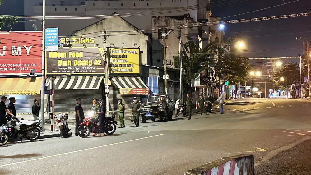 Công an phong tỏa hiện trường để điều tra vụ án nam thanh bị đánh tử vong. Ảnh: NDCC Bình Dương: Nam thanh niên bị đánh tử vong lúc rạng sáng