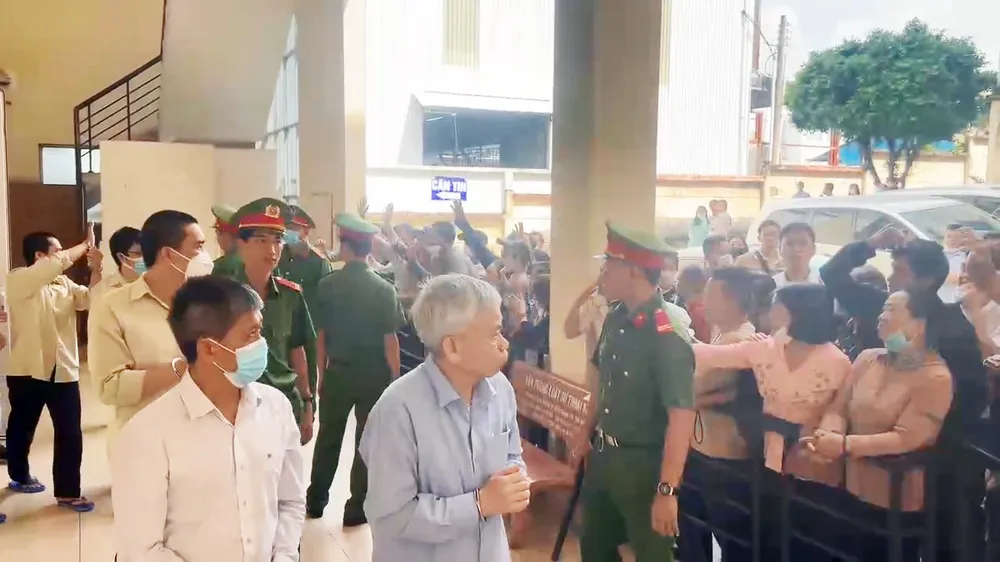 Các bị cáo được dẫn giải về trại giam sau buổi tuyên án. Ảnh: LA cựu giám đốc (1).jpg