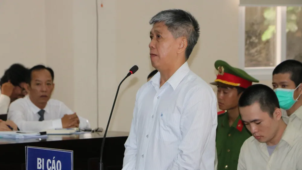 Bị cáo Lê Minh Quốc Cường nhận mức án thấp hơn khung VKS đề nghị. Ảnh: LA cựu giám đốc (2).JPG