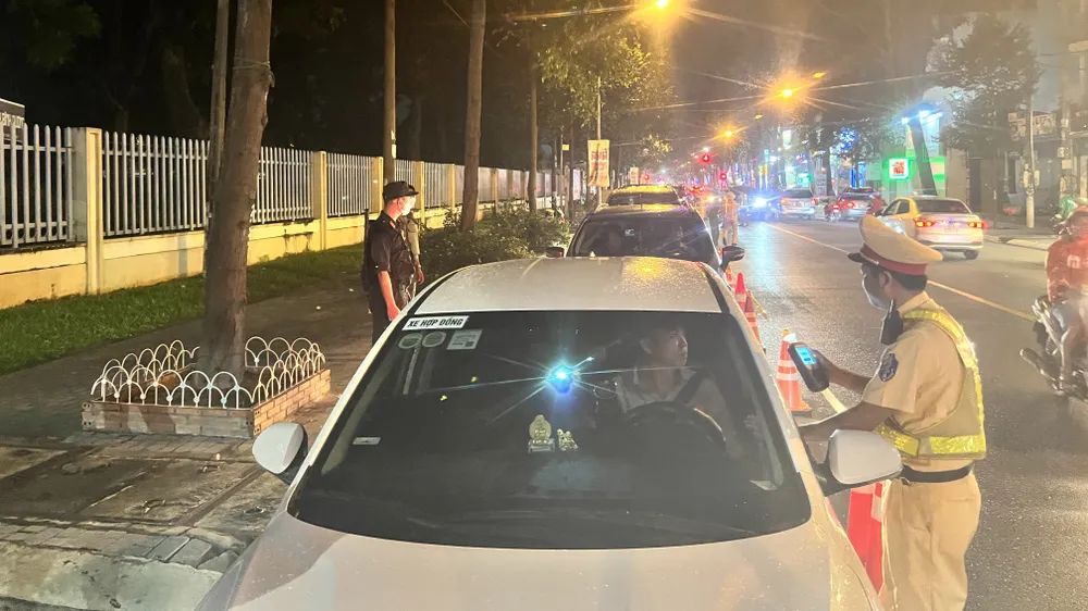 Sau 4 ngày tổng ra quân, số lượng người dân nhậu rồi điều khiển phương tiện đã giảm đáng kể. Ảnh: LA Công an Bình Dương tổng lực đo nồng độ cồn, 'cánh mày râu' bỏ nhậu