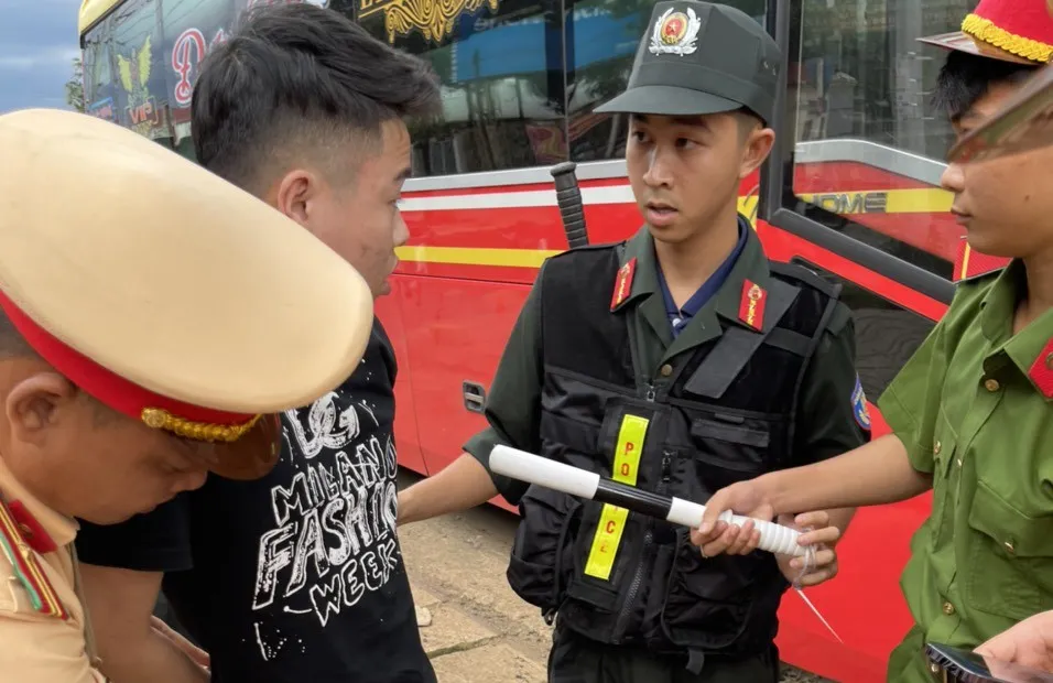 Hải bị lực lượng CSGT bắt giữ khi đang trên xe khách. Ảnh: CACC giết người (2).jpg