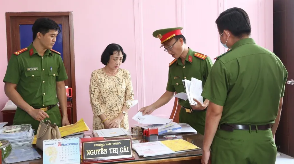 Bà Nguyễn Thị Gái bị khởi tố. Ảnh: LA văn phòng công chứng (1).jpg