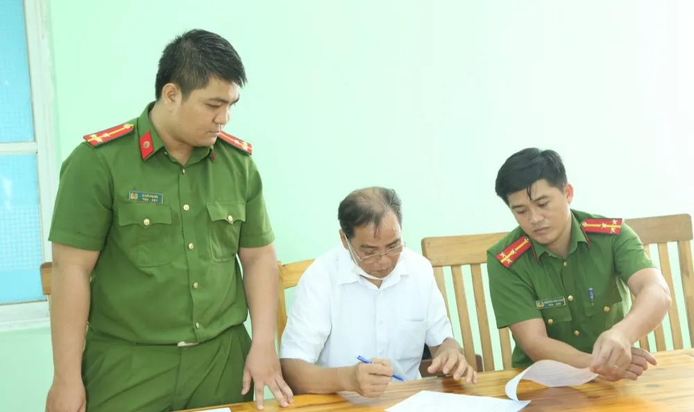 Ông Hồ Văn Ngọc (công chứng viên) bị khởi tố, bắt tạm giam. Ảnh: LA văn phòng công chứng (2).jpg