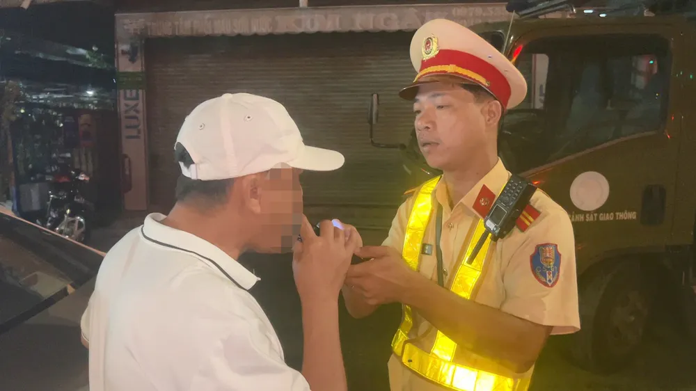 Lực lượng Cảnh sát giao thông vẫn đang tiếp tục đo nồng độ cồn. Ảnh: LA Bình Dương: Hơn 1.700 trường hợp vi phạm nồng độ cồn chỉ trong 6 ngày