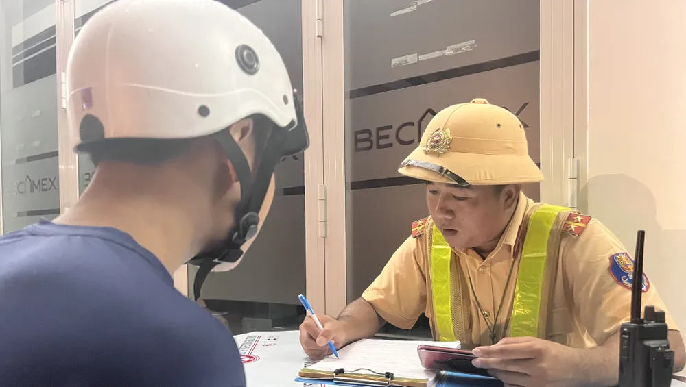 Hơn 1700 trường hợp nhậu rồi vẫn lái xe. Ảnh: LA đo nồng độ cồn (8).JPG