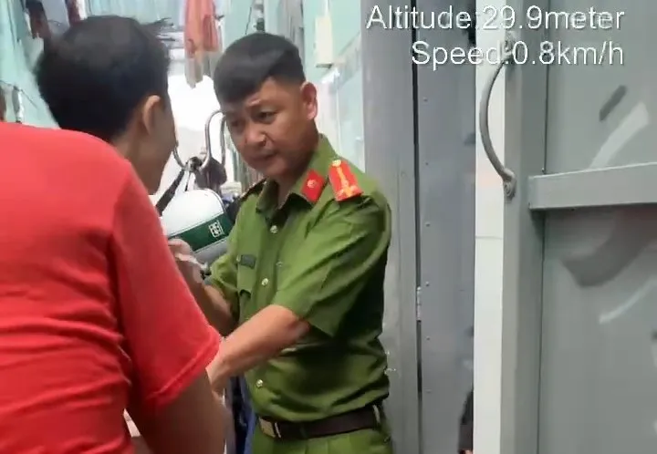 Công an giải cứu thanh niên bị nhốt trong phòng trọ do nợ tiền