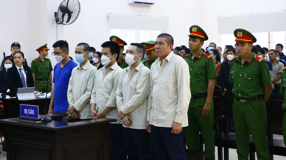 Các bị cáo tại tòa. Ảnh: LA lừa đảo bất động sản (3).JPG