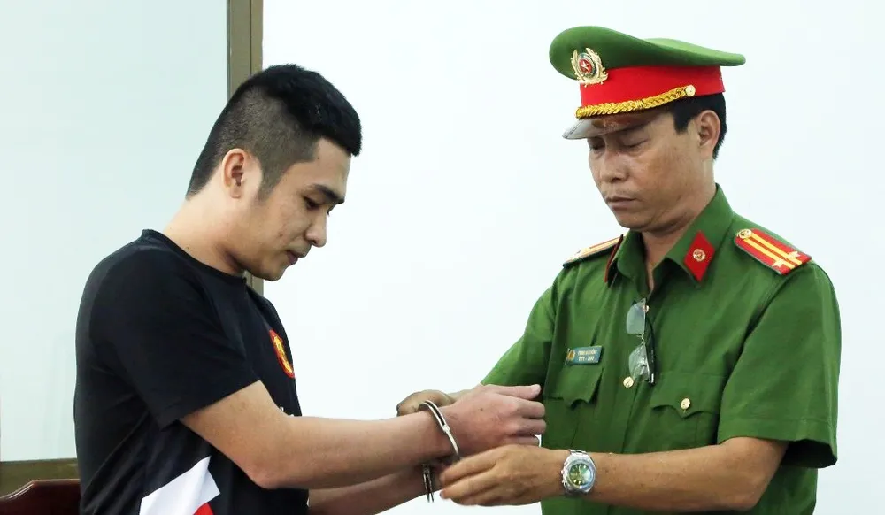 Nhật ra đầu thú sau 6 tháng bỏ trốn. Ảnh: LA Án mạng xảy ra tại Bình Dương vì hàng xóm gọi không trả lời