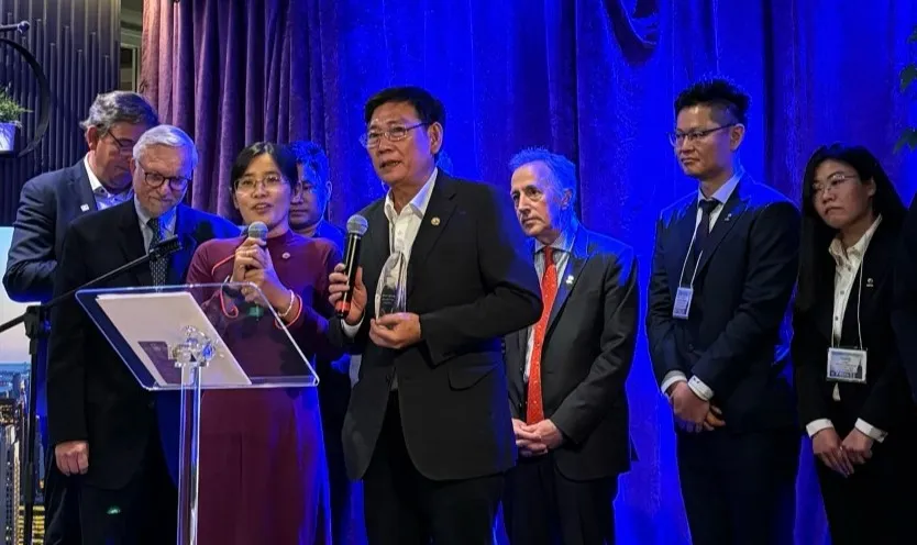 PCT Mai Hung Dung dai dien Binh Duong nhan giai.jpg