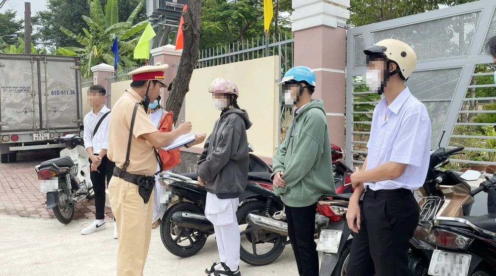 Số lượng học sinh vi phạm luật giao thông vẫn diễn ra nhiều. Ảnh: LA học sinh vi phạm luật giao thông (1).jpg