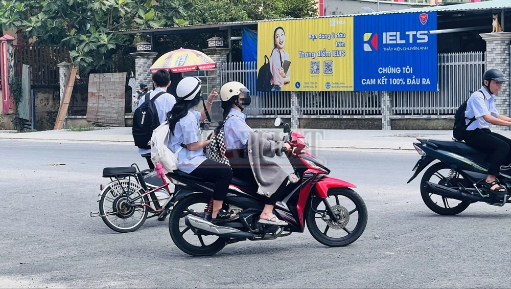 Học sinh trường THPT An Mỹ điều khiển xe máy phân khối lớn rời khỏi nhà giữ xe của trường. Ảnh: LA học sinh vi phạm luật giao thông (4).jpg