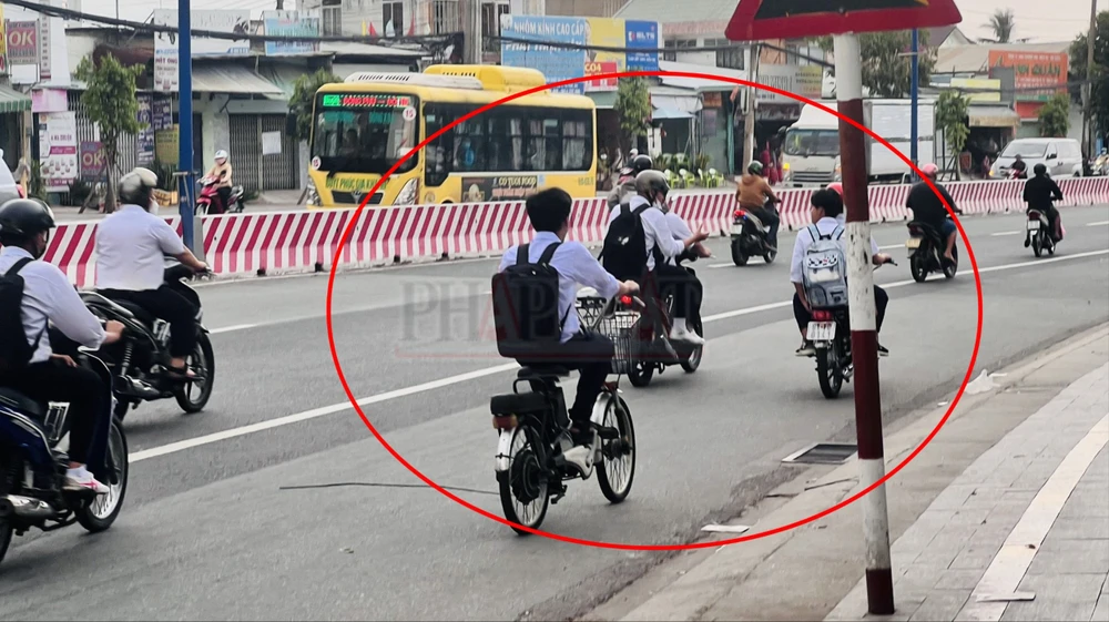 Học sinh điều khiển xe máy phân khối lớn, xe đạp điện không đội mũ bảo hiểm. Ảnh: LA học sinh vi phạm luật giao thông (5).jpg