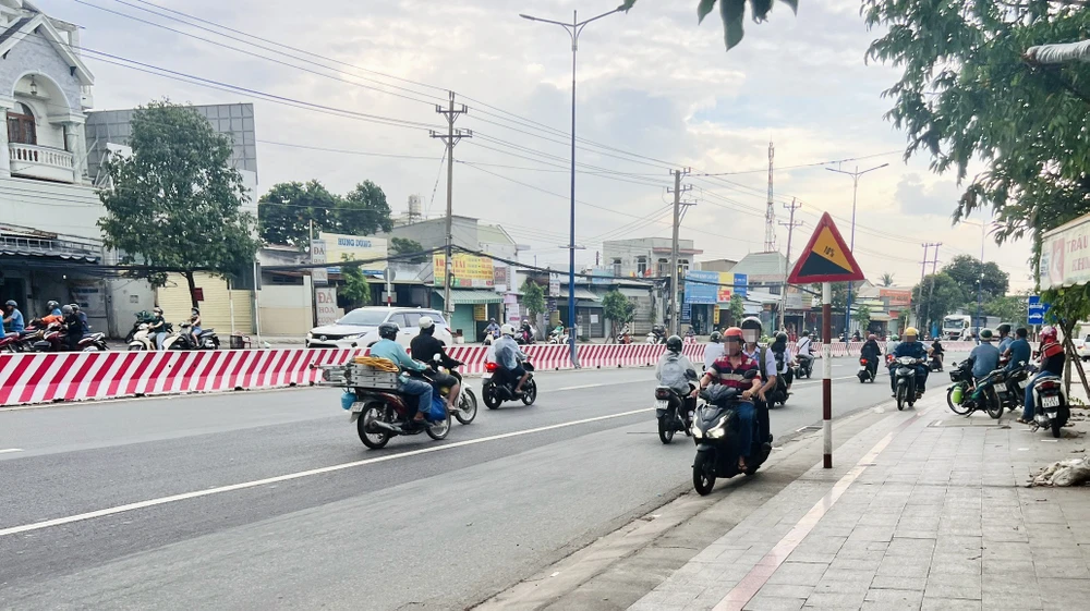Chính những phụ huynh đón con đi học về cũng vi phạm luật giao thông. Ảnh: LA học sinh vi phạm luật giao thông (8).jpg