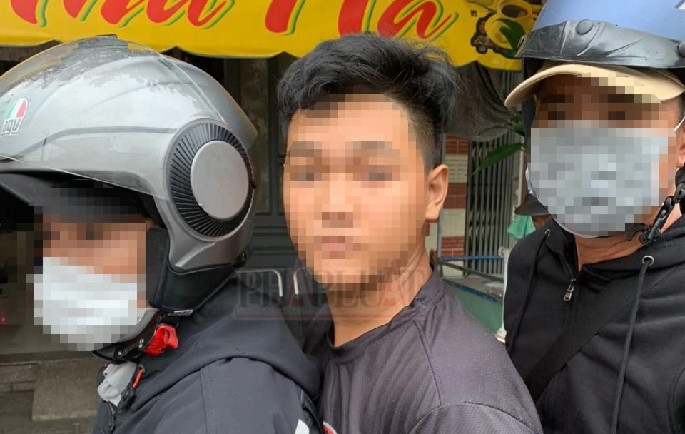 Khang (giữa) đang bỏ trốn thì bị các trinh sát bắt giữ. Ảnh: NT cướp giật điện thoại