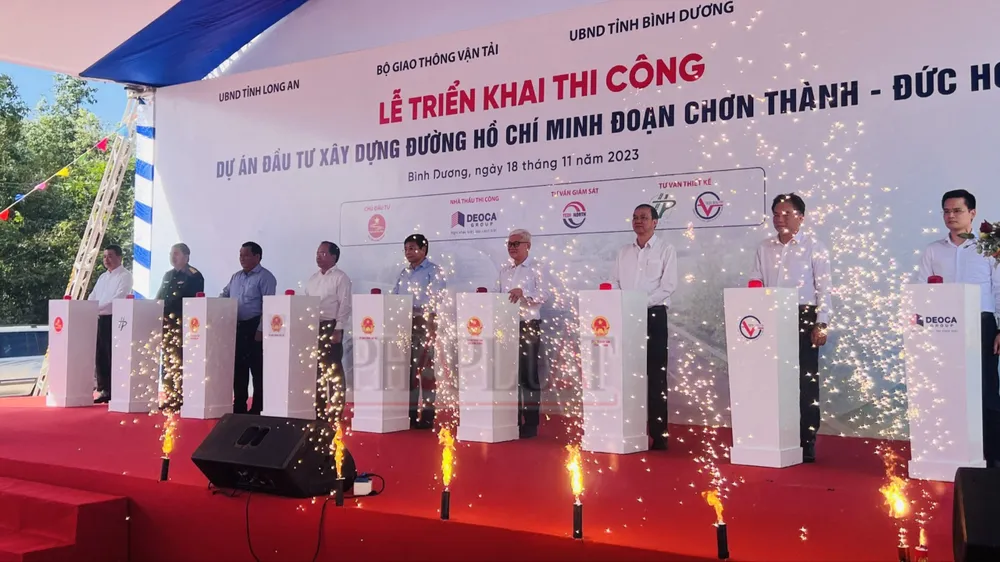 Lãnh đạo Bộ Giao thông vận tải, lãnh đạo các tỉnh Bình Dương, Tây Ninh, Long An nhấn nút triển khai thi công. Ảnh: LA Đường HCM