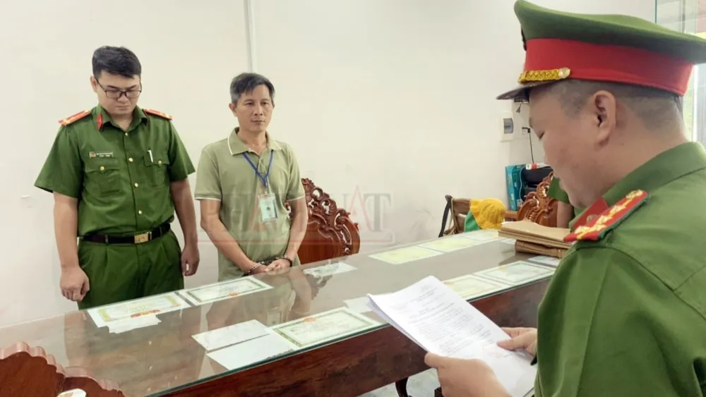 Cơ quan điều tra đọc lệnh bắt tạm giam Lưu Hồng Sơn. Ảnh: LA buôn lậu