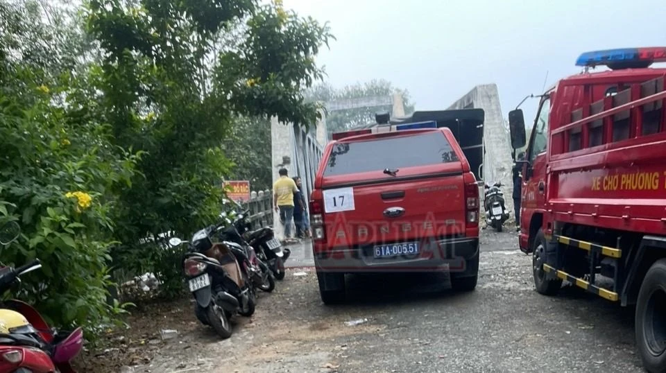 Lực lượng chức năng đang nỗ lực tìm kiếm người đàn ông nhảy cầu. Ảnh: Người dân cung cấp Cầu Gãy ở Bình Dương