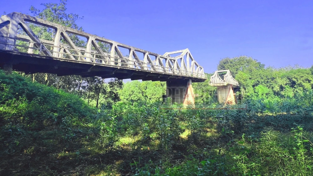 cầu gãy ở Bình Dương