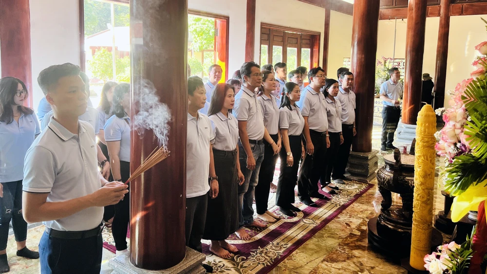 Hai hộ dân có hoàn cảnh khó khăn trên địa bàn tỉnh Bình Phước, được lớp Cao cấp chính trị vận động tặng hai căn nhà tình thương (1).jpg