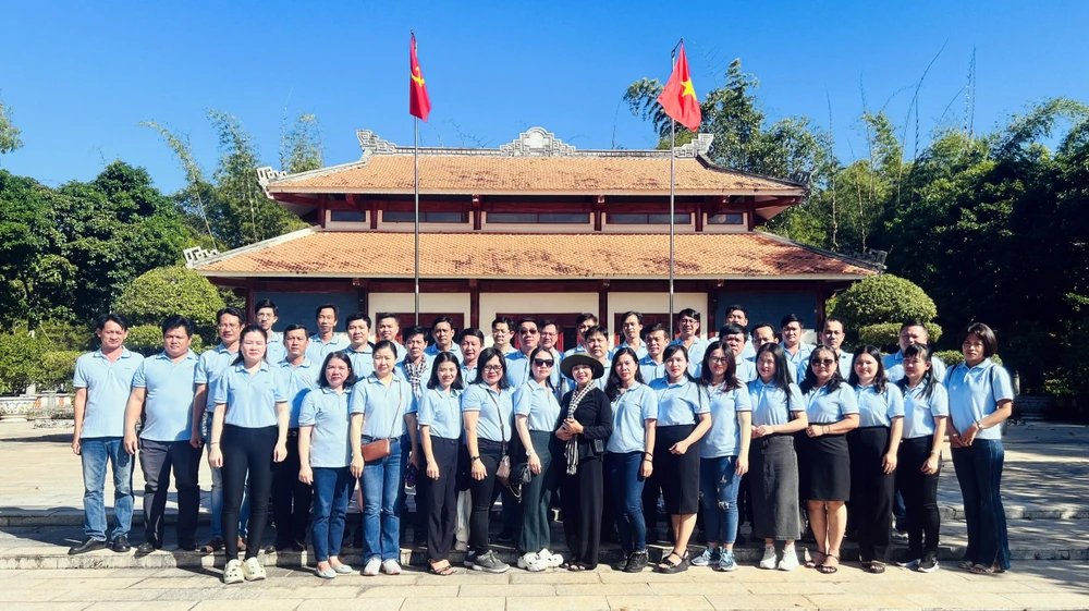 Hai hộ dân có hoàn cảnh khó khăn trên địa bàn tỉnh Bình Phước, được lớp Cao cấp chính trị vận động tặng hai căn nhà tình thương (6).jpg